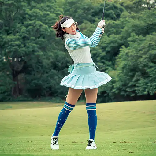 하늘색 치마 휘날리는 골프스윙의 여성